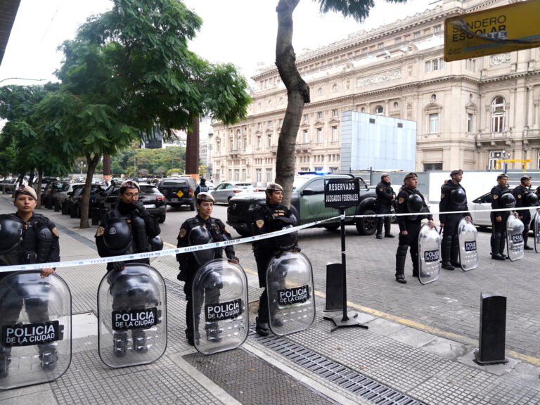 Encontraron una réplica de bomba en Tribunales y buscan al responsable